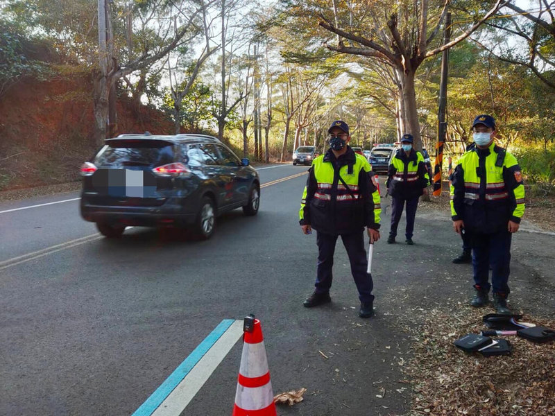 縣道139「飆風」亂象常釀傷亡車禍；警方分析肇因包括超速、危險駕車等，111年不分平假日加強取締超速、改裝車，讓這條路事故死亡人數從110年7人降為111年1人，1年來減少6人。（警方提供）中央社記者蕭博陽彰化縣傳真  112年1月1日