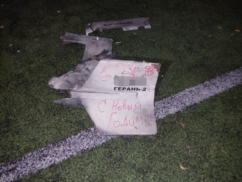 基輔警察局長內比托夫發布一張被擊落無人機殘骸照片，上面用俄語寫著「新年快樂」。（圖取自內比托夫臉書facebook.com）