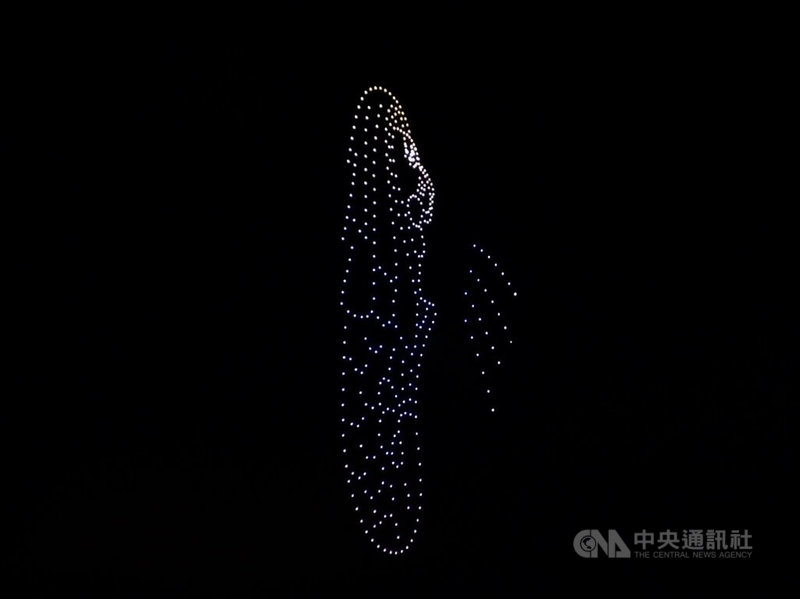 揮別疫情陰霾，新加坡濱海灣跨年活動盛大回歸，煙火秀登場前，無人機在夜空排成魚尾獅噴水圖案，十分吸睛。中央社記者侯姿瑩新加坡攝 112年1月1日