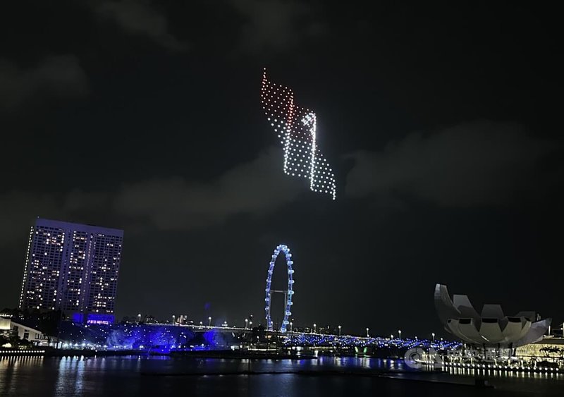 揮別疫情陰霾，新加坡濱海灣跨年活動盛大回歸，煙火秀登場前，無人機在夜空排成新加坡國旗圖案，十分吸睛。中央社記者侯姿瑩新加坡攝 112年1月1日