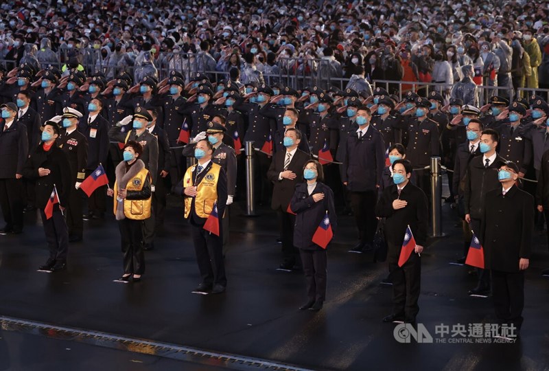民國112年元旦升旗典禮1日在總統府前舉行，總統蔡英文（前左4）、副總統賴清德（前右2）、立法院長游錫堃（前右）、台北市長蔣萬安（前左）等人出席，與民眾共同迎接新的一年。中央社記者趙世勳攝 112年1月1日