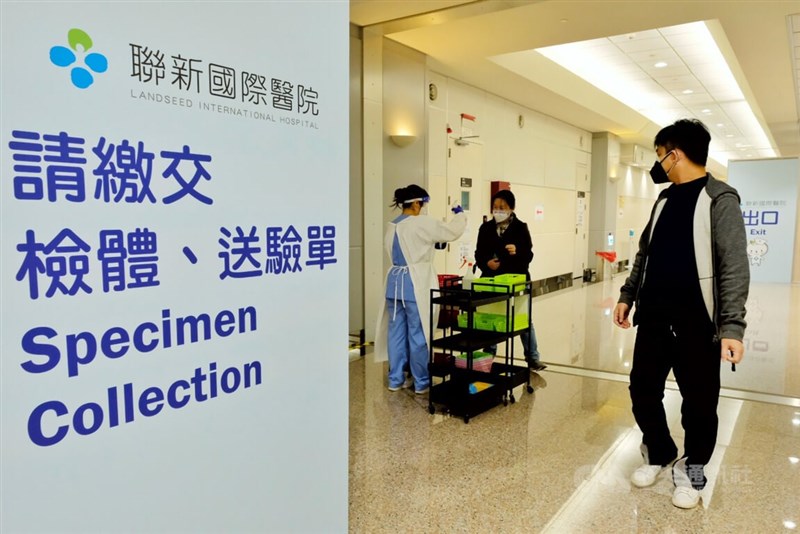 自中國（不含港澳）來台旅客抵達桃園國際機場後，已完成入境檢疫系統健康申報者，可直接進行唾液檢體PCR檢測。中央社記者吳睿騏桃園機場攝 112年1月1日