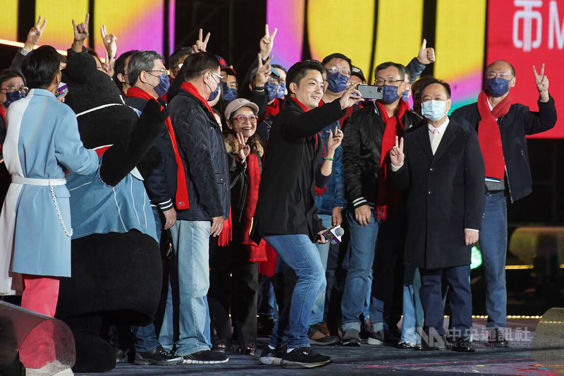 「台北最High新年城－2023跨年晚會」12月31日晚間在台北市政府前廣場舉行，台北市長蔣萬安（前中持手機者）在倒數前登台與民眾一起迎接新年，並與市政團隊等人一起自拍留念。中央社記者裴禛攝  112年1月1日