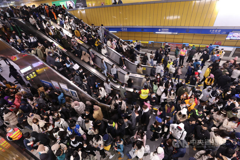台北2023跨年晚會活動1日凌晨順利落幕，周邊捷運站湧現大批散場人潮，北捷市政府站雙邊月台皆是滿滿旅客，北捷已實施人流管制，分批疏運避免擁擠意外。中央社記者王騰毅攝  112年1月1日