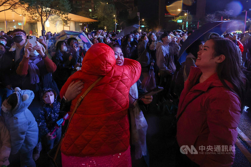 喜迎2023年，台北市信義區街頭12月31日晚間起就聚集大批人潮，許多人邀集親友一同跨年、欣賞台北101煙火秀，在新年到來瞬間互相擁抱道賀。中央社記者王騰毅攝  112年1月1日