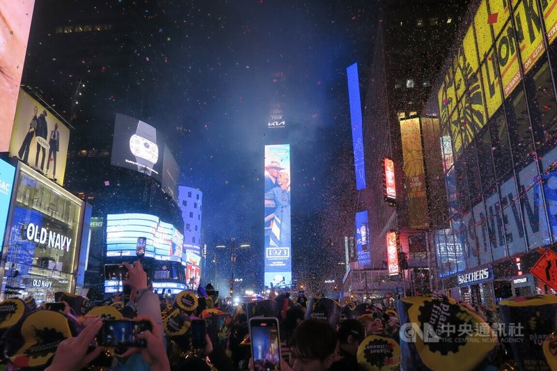 紐約時報廣場舉辦3年來首次沒有COVID-19防疫限制的跨年活動,數萬民眾頂著細雨枯等數小時,目睹水晶球降下,迎接2023年。中央社記者尹俊傑紐約攝 112年1月1日