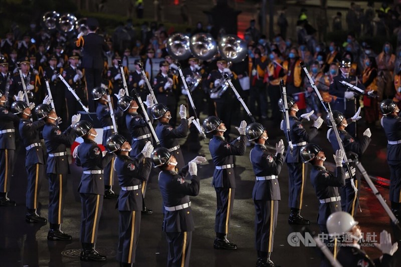總統府1日舉行元旦升旗典禮，國防部三軍樂儀隊在府前凱達格蘭大道演出，精彩走位與拋槍吸引民眾目光。中央社記者趙世勳攝 112年1月1日