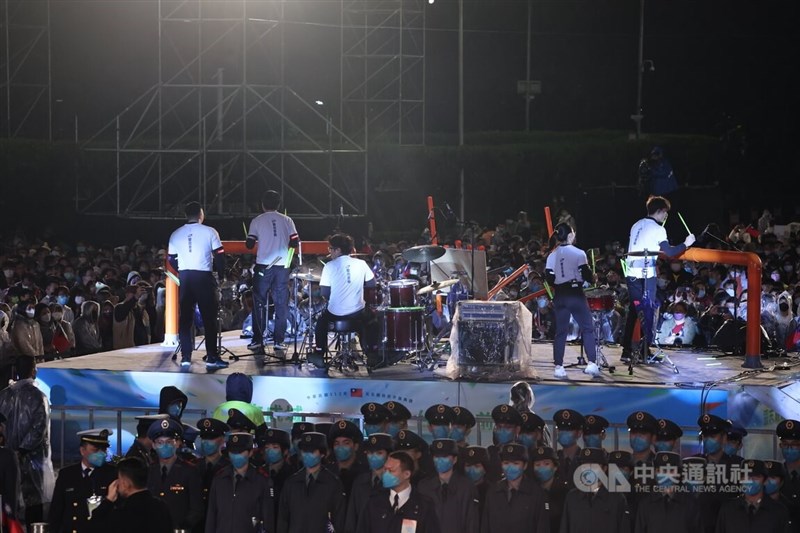 民國112年元旦升旗典禮1日在總統府前舉行，許多民眾天還沒亮就到現場觀賞樂團表演。中央社記者趙世勳攝 112年1月1日
