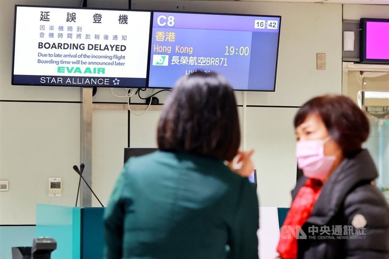 因不滿年終獎金只有1個月,長榮航勤員工1日發起自發性依法休假,導致部分航班出現延遲情形。中央社記者吳睿騏桃園機場攝 112年1月1日