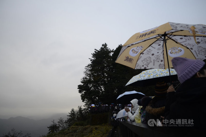2023年阿里山第一道曙光被雲層遮掩，只見雨中模糊的玉山群峰。中央社記者蔡智明攝  112年1月1日