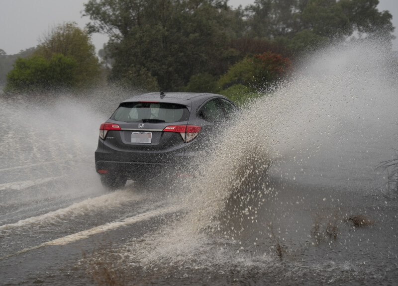 美國加州舊金山灣區近日強降雨，部分區域發生洪水、泥石流等災害，道路也被迫封閉。圖為31日車輛在積水路段行駛。（中新社）
