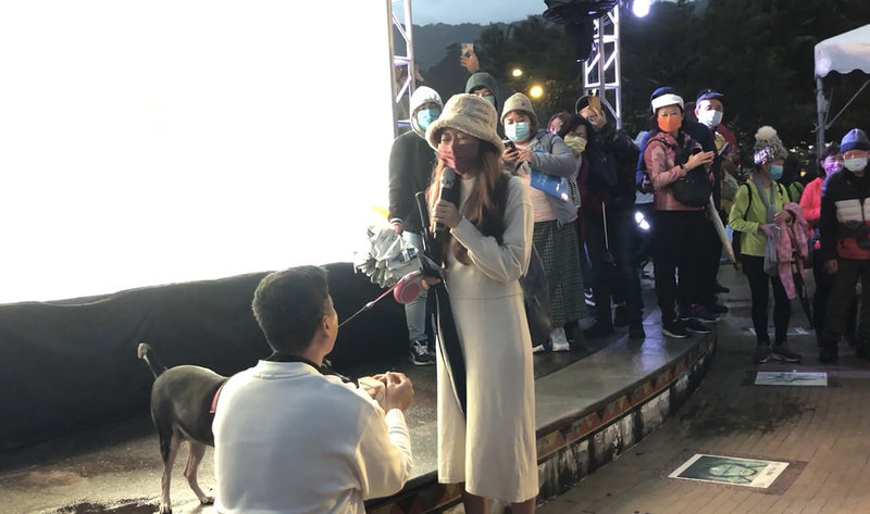 由於天候不佳，2023年台東迎曙光再次「槓龜」；來自高雄的王姓民眾與女友到太麻里迎曙光，並在眾人見證下求婚，別具意義。（民眾提供）中央社記者李先鳳傳真  112年1月1日