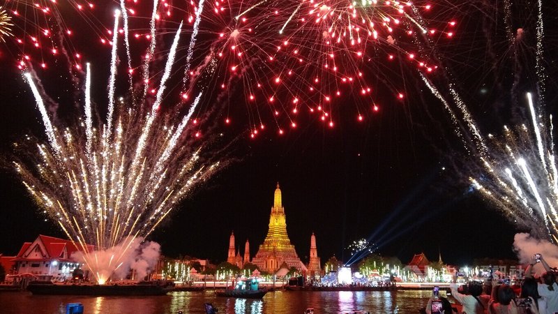 泰國在跨年期間熱鬧舉行了睽違3年的慶祝活動。在倒數時刻，泰國觀光局在曼谷黎明寺週邊天空施放5000發長達5分鐘的煙火，場景絢爛奪目。中央社記者呂欣憓曼谷攝 112年1月1日