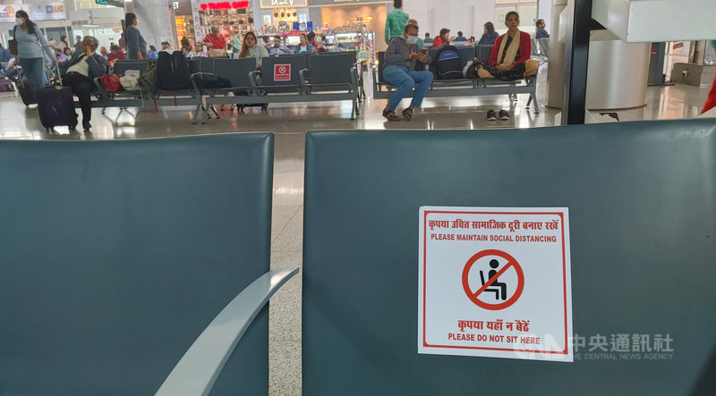面對國際疫情升溫，印度各大國際機場重新貼出「保持社交距離」、「請戴口罩」等標語。圖為瓦拉納西（Varanasi）國際機場候機室。圖攝於111年12月31日。中央社記者林行健瓦拉納西攝 112年1月1日