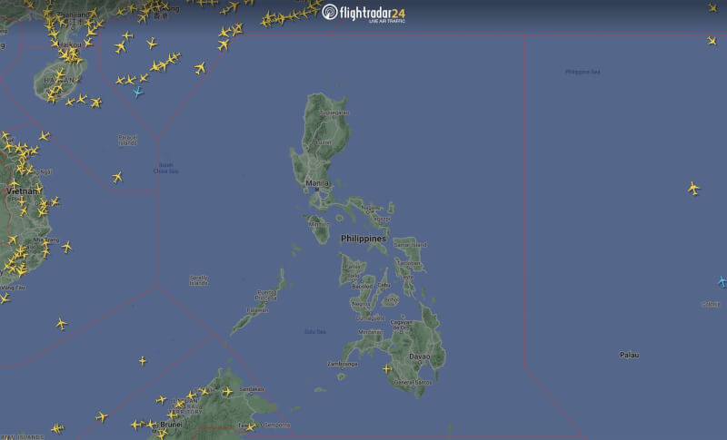 馬尼拉飛航情報區航管系統異常，目前台灣共有9個航班受影響。根據即時航班監測網站，馬尼拉上空1日午時無商業航班。（圖取自twitter.com/flightradar24）