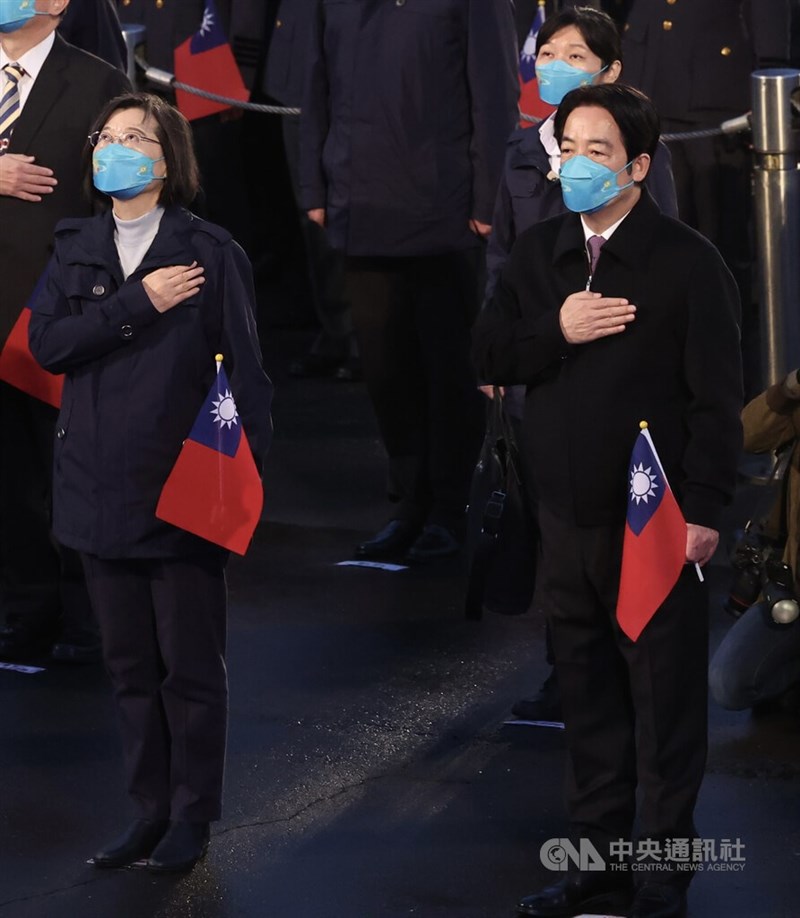 民國112年元旦升旗典禮1日在總統府前舉行，總統蔡英文（前左）、副總統賴清德（前右）出席。中央社記者趙世勳攝 112年1月1日