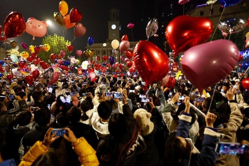 中國石家莊12月31日晚上出現久違了的萬人空巷情況，上萬人齊上街頭倒數，數以千計的氣球被放飛。（路透社）