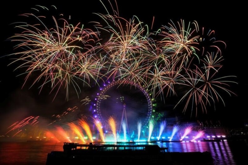 英國跨年煙火秀以摩天輪「倫敦眼」為施放中心點，此次以「愛」為主題的煙火燈光秀總計動用1萬2000發煙火。（路透社）