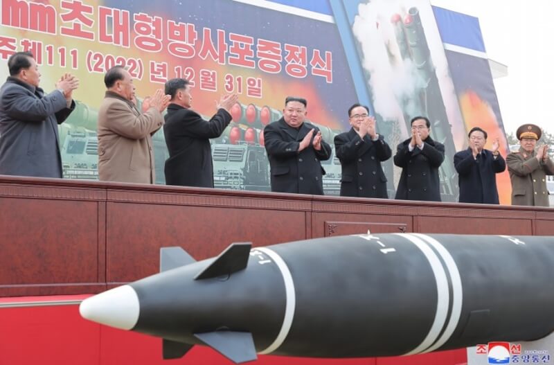 北韓中央通信社報導，領導人金正恩（左4）要求大幅增加北韓核彈持有量。圖為金正恩12月31日出席超大型多管火箭發射器的試射儀式。（圖取自北韓中央通信社網頁kcna.kp）