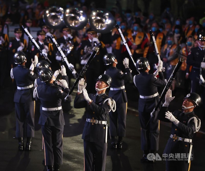 總統府1日舉行元旦升旗典禮，國防部三軍樂儀隊在府前凱達格蘭大道表演，樂儀隊官兵拋槍動作眼神專注，力求完美演出。中央社記者趙世勳攝 112年1月1日