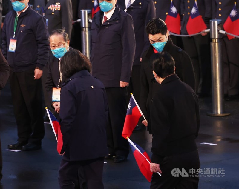 民國112年元旦升旗典禮1日在總統府前舉行，台北市長蔣萬安（後右）也出席，總統蔡英文（前左，背對者）並與蔣萬安等人點頭致意。中央社記者趙世勳攝 112年1月1日