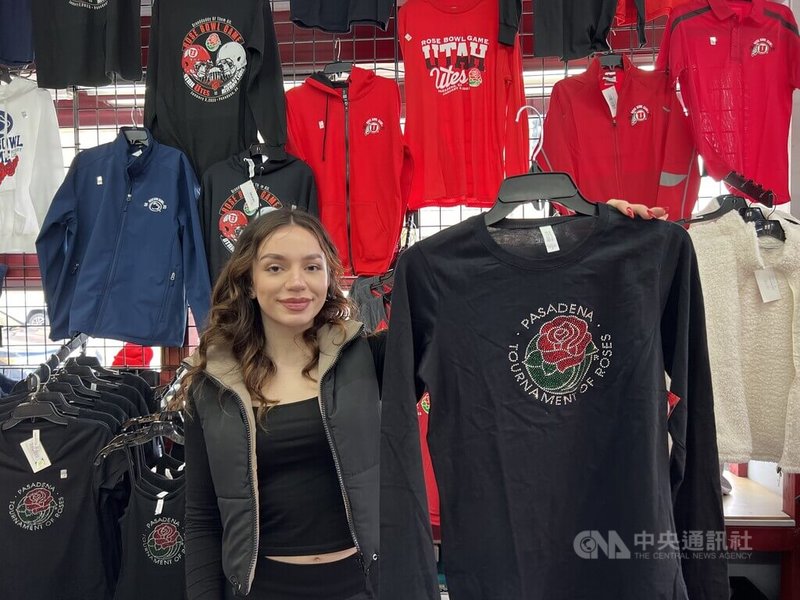 結合花車遊行與美式足球賽,洛杉磯近郊巴沙迪納(Pasadena)的新年活動玫瑰花車遊行紀念品熱賣。中央社記者林宏翰洛杉磯攝 112年1月2日