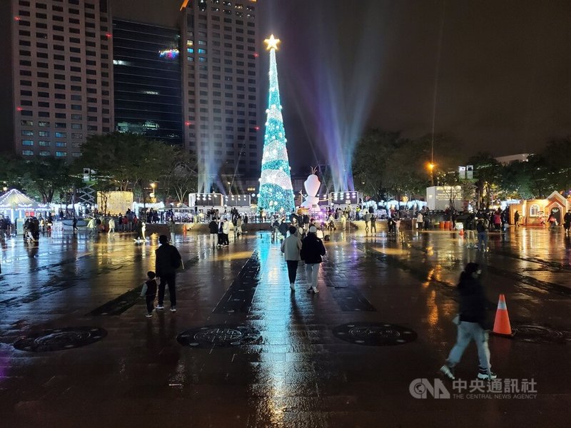 新北歡樂耶誕城2日熄燈，由於下雨且是元旦連假的最後一天，現場人潮不多。中央社記者王鴻國攝  112年1月2日