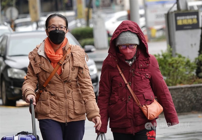 圖為台北南港車站搭車民眾穿上厚外套禦寒。中央社記者鄭傑文攝 112年1月2日