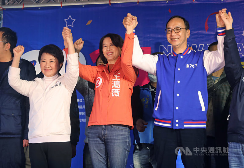 國民黨台北市第3選區立委補選候選人王鴻薇（中）2日下午在中山區培英公園出席「新春親子嘉年華」活動，國民黨主席朱立倫（右）、台中市長盧秀燕（左）出席站台，為王鴻薇拉票。中央社記者裴禛攝  112年1月2日