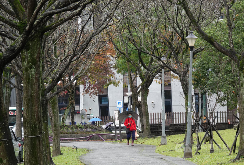 中央氣象局表示，2日仍受東北季風及南方雲系北移影響，水氣增多，迎風面的桃園以北、東半部及恆春半島易現短暫降雨，基隆北海岸、宜蘭地區及大台北山區雨勢較持續，可能有局部大雨。圖為台北市南港區民眾撐傘遮雨。中央社記者鄭傑文攝  112年1月2日