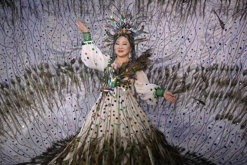 藝人白冰冰在花蓮跨年晚會穿上純手工孔雀秀場戰袍，也演唱日本歌曲First Love，引發民眾熱議。（三立提供）中央社記者葉冠吟傳真  112年1月2日