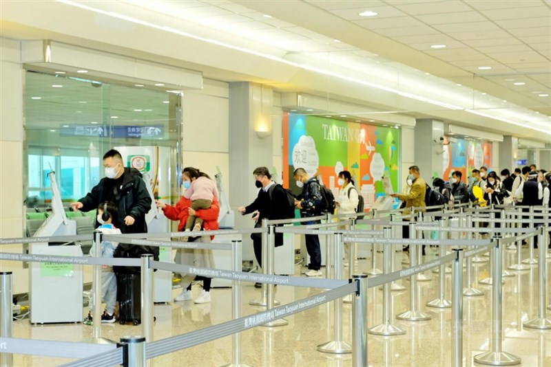 中央流行疫情指揮中心加強自中國來台旅客檢疫專案1日上路，首架班機在上午抵達台灣。（中央社檔案照片）