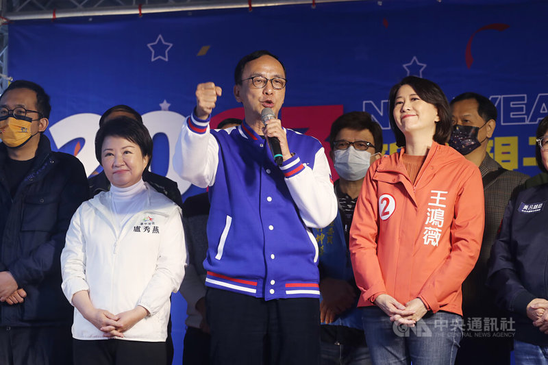 國民黨台北市第3選區立委補選候選人王鴻薇（前右）2日下午至中山區培英公園出席「新春親子嘉年華」活動，國民黨主席朱立倫（前中）、台中市長盧秀燕（前左）陪同出席拜票。中央社記者裴禛攝  112年1月2日