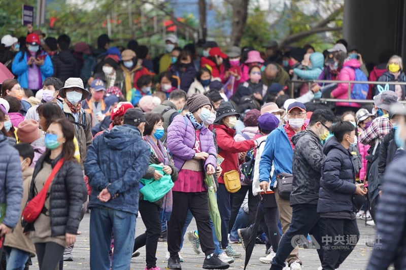 國內2日新增1萬6524例COVID-19本土病例。圖為民眾1日在台北市圓山捷運站參加健走活動。（中央社檔案照片）