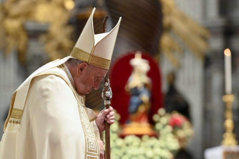 羅馬天主教教宗方濟各（圖）1日在主持新年第一天的世界和平日彌撒時，向前教宗本篤十六世致意。（路透社）
