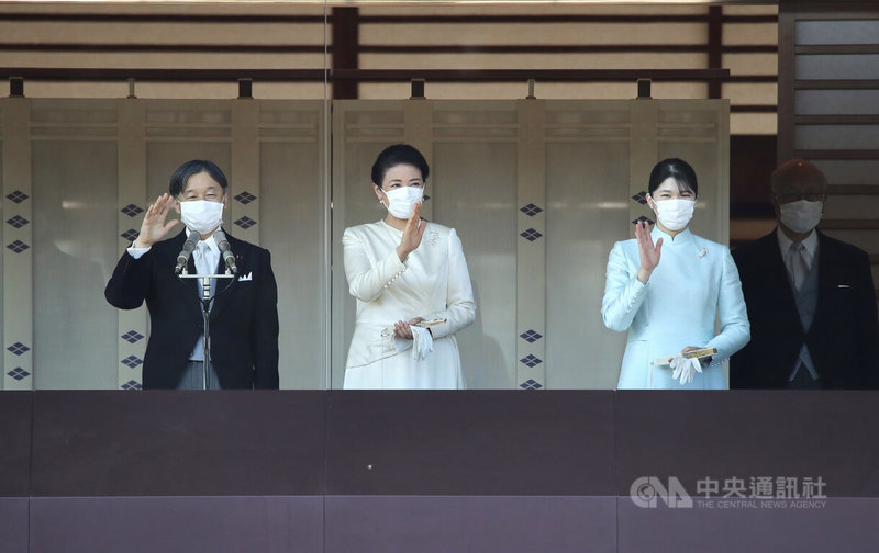 日本皇室每年1月2日開放民眾前來賀年，受到COVID-19（2019冠狀病毒疾病）疫情影響，這次是睽違3年舉辦，規模比上次2020年舉辦時大幅縮小。日皇伉儷的獨生女愛子（右）首度出席，備受矚目。中央社記者楊明珠東京攝  112年1月2日