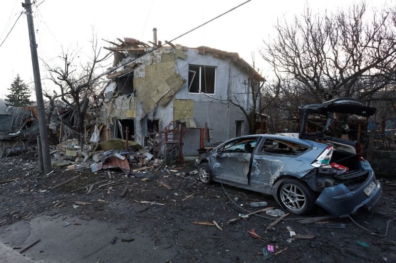 俄羅斯在跨年和新年元旦期間對烏克蘭發動空襲，造成4死、數十傷。圖為去年12月31日烏克蘭基輔一間房屋與汽車遭俄羅斯飛彈襲擊毀損。（路透社）