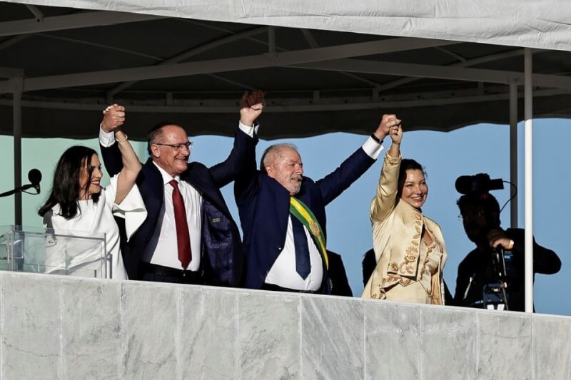 巴西總統魯拉（前右2）1日宣誓就職並發表演說表示，打擊一切不平等將是他任內的優先事項。圖為魯拉伉儷與副總統奧克明（前左2）伉儷舉起手向民眾致意。（路透社）