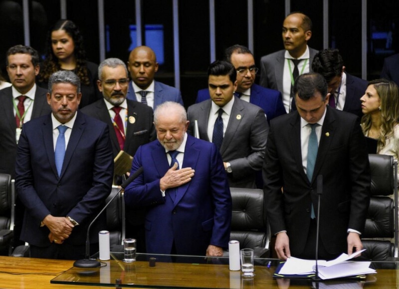 巴西總統魯拉（前中）1日在國會宣誓就職，誓言要「維護、捍衛及遵守憲法」、「跟人民一起重建國家」。（路透社）