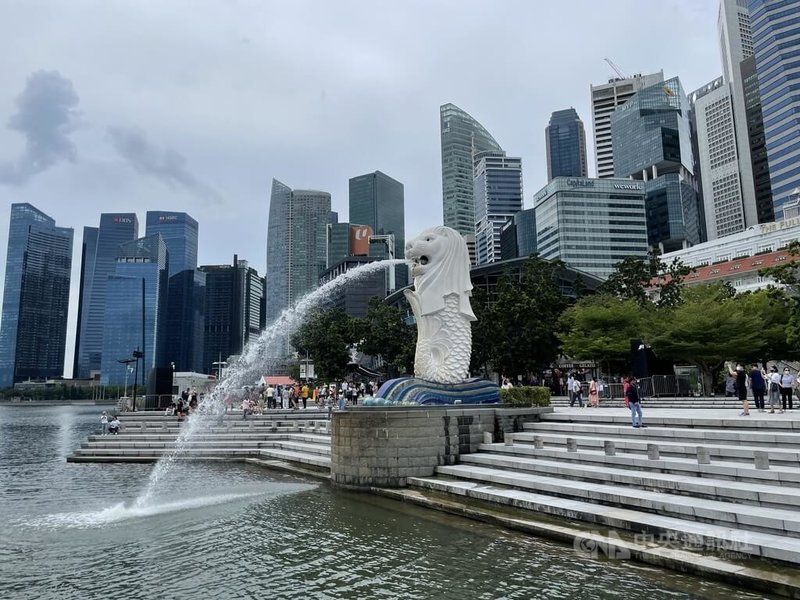 新加坡貿工部3日公布初步數據指出，2022年星國經濟成長為3.8%，低於2021年的7.6%。圖為新加坡地標魚尾獅公園及鄰近的金融區。中央社記者侯姿瑩新加坡攝  112年1月3日