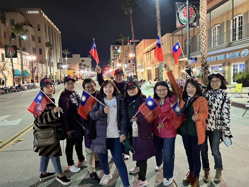 北一女樂儀旗隊2日參加2023年美國加州玫瑰花車遊行,家長後援會帶著中華民國國旗到場打氣。(陳鳳桃提供)中央社記者林宏翰洛杉磯傳真 112年1月3日