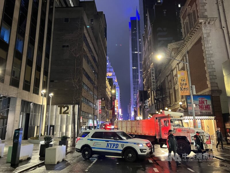 紐約時報廣場跨年活動維安嚴密，曼哈頓中城44街封鎖線內有警車與大型卡車堵住街道，以防不肖分子駕車衝撞人群。圖攝於2022年12月31日。中央社記者尹俊傑紐約攝 112年1月3日