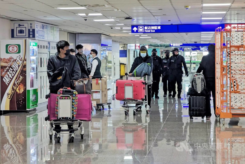 桃園國際機場公司表示，截至3日中午12時，現場的旅客服務狀況良好，相關航勤作業也都正常，會持續觀察，旅客則說，通關及行李提領作業都很正常未延誤。中央社記者吳睿騏桃園機場攝  112年1月3日