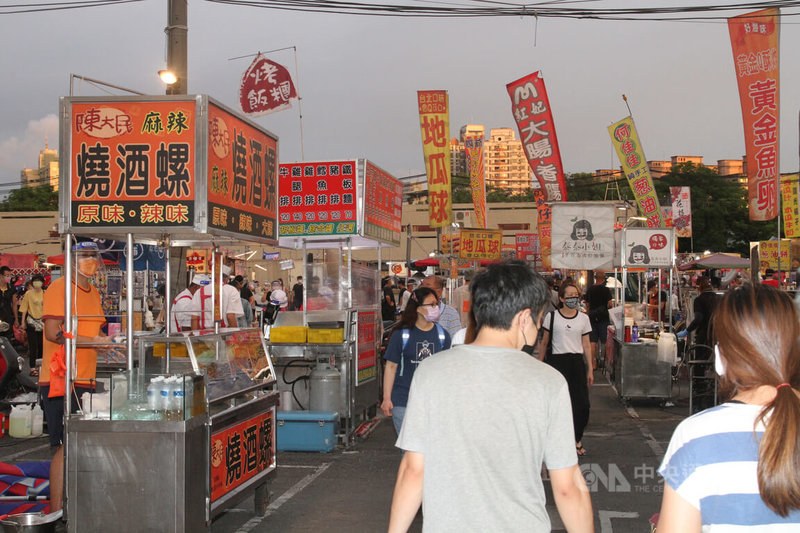 位於台南市東區林森路的大東夜市，多年來被許多網友譽為府城區3大夜市之一，攤販林立、相當熱鬧。圖為大東夜市昔日營業情形。中央社記者楊思瑞攝  112年1月3日