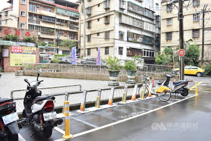 安坑輕軌將通車，新北市府增設YouBike站供轉乘，不過民眾擔心部分站點設在山區很危險。新北市交通局對此表示，會在站點周邊設牌提醒過陡、過彎路段請民眾牽引，及提醒加入免費傷害險等。圖為位在富貴街的一處YouBike站點。中央社記者高華謙攝  112年1月3日