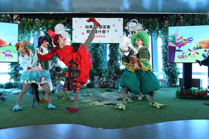 知名律師陳玲玉書寫「如果愛是答案,問題是什麼?」一書,並將版稅捐贈給紙風車文教基金會,3日舉行捐贈儀式,紙風車劇團現場演出「雞城故事」。(格林文化提供)中央社記者邱祖胤傳真 112年1月3日