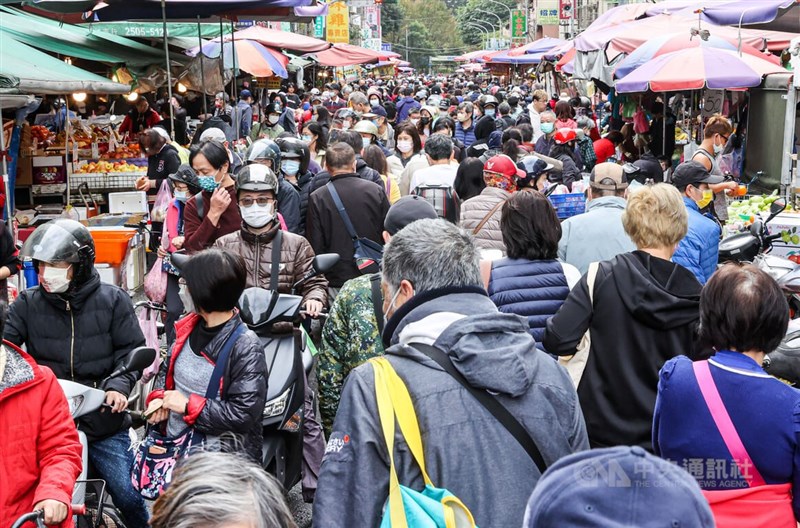 圖為台北市濱江市場採買人潮。（中央社檔案照片）