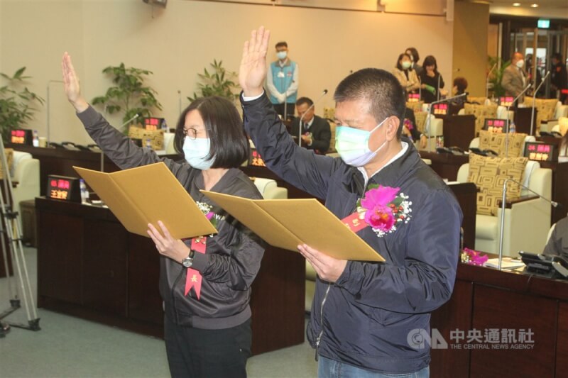圖為去年12月25日邱莉莉（左）與林志展（右）宣誓就任台南正副議長。（中央社檔案照片）