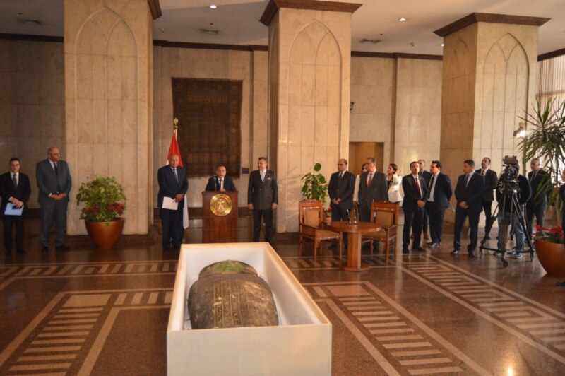 埃及2日宣布追回一個可追溯至近2700年前的石棺蓋，這是從美國手中收回的17件文物之一。圖為文物歸還記者會現場。（圖取自twitter.com/MfaEgypt）