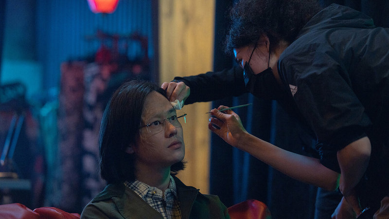 演員夏騰宏（圖）在影集「模仿犯」的角色裝扮特別，半臉毀容的特殊化妝與以往造型完全不同。（Netflix提供）中央社記者葉冠吟傳真 112年1月3日
